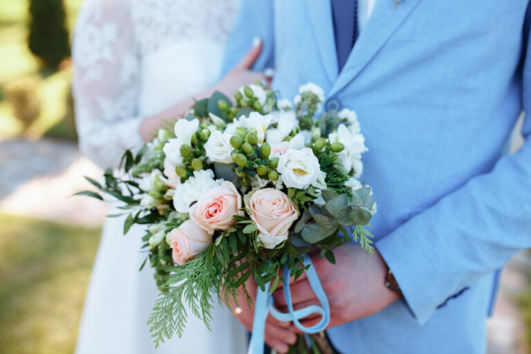 Bouquet de fleur a la main lors d'un mariage a Toulouse - BCVL Paris Photographe de Mariage