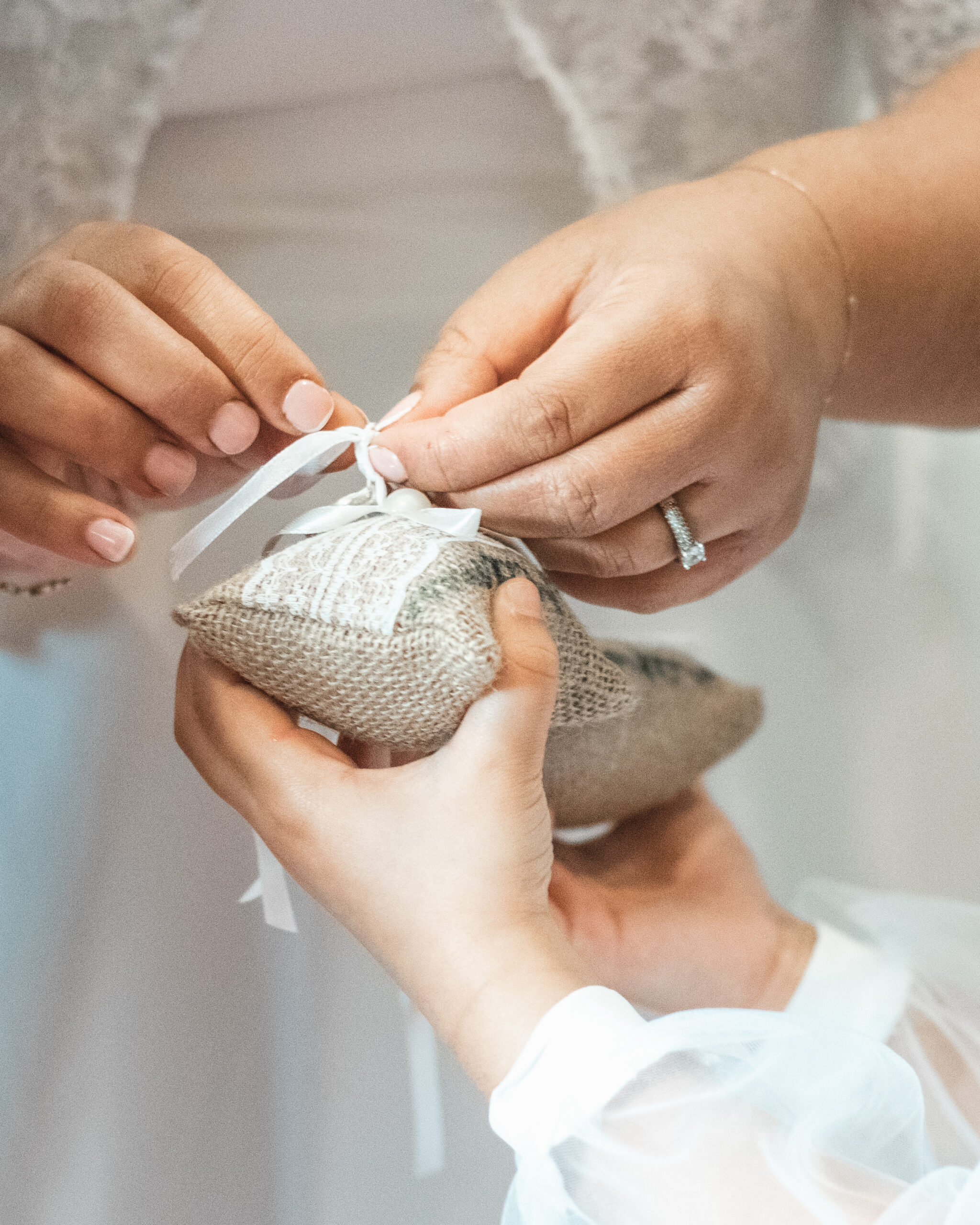 Mains bagues Mariage Toulouse - Photo prise par Arnaud BCVL Photographe Mariage