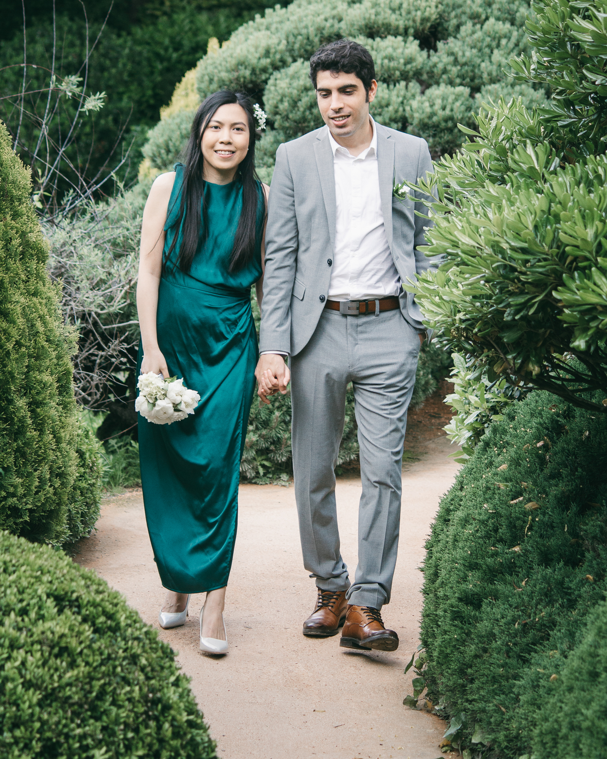 Photographe Mariage Couple Qui Marche Dans Le Jardin Japonais